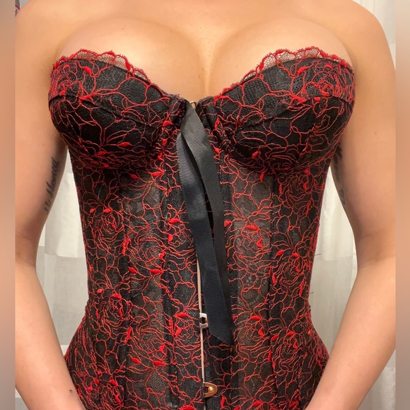 Red and black corset with metal boning. Never worn - Picture 1 of 4
